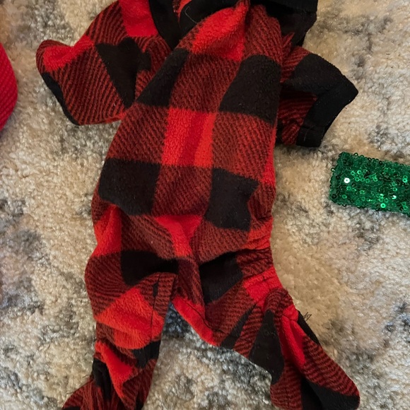 Festive Pet Holiday Outfits - Picture 3 of 5